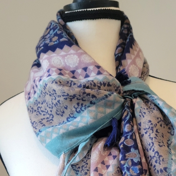 💥FREE WITH 3/$30 BUNDLE💥 Blue and Purple Patterned Scarf - Picture 2 of 5